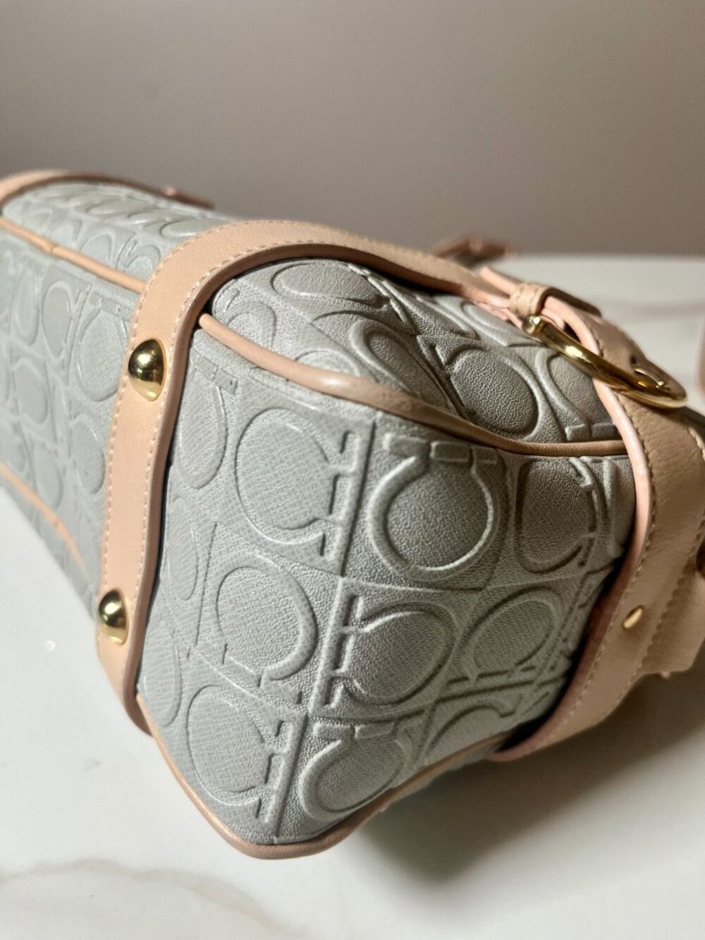 Salvatore Ferragamo RARE Gancini East West Gray Beige Shoulder Bag - Picture 6 of 16